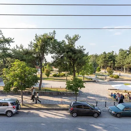 Lydia And * لِتوخورو